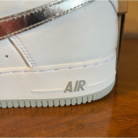 NIKE Air Force One ‘07 Low White Metallic Silver